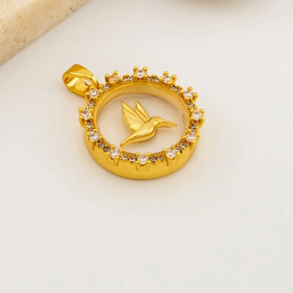 Dije colibri encapsulado con micropave y baño 18k