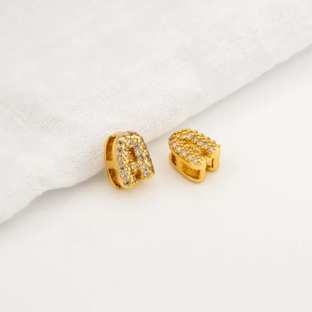  Dije en micropave con baño 18k letra A