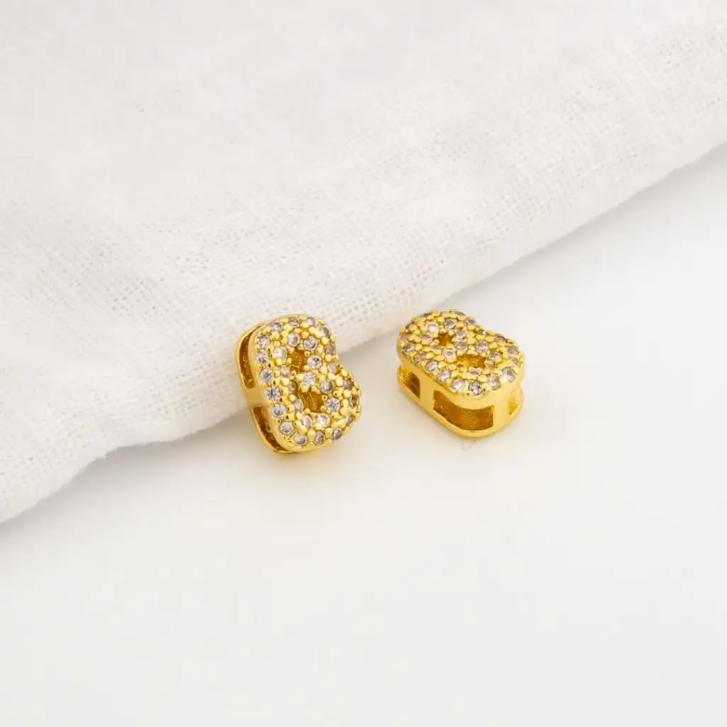 Dije en micropave con baño 18k letra B