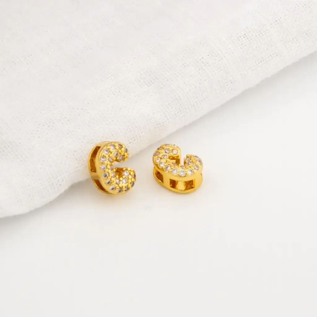 Dije en micropave con baño 18k letra C
