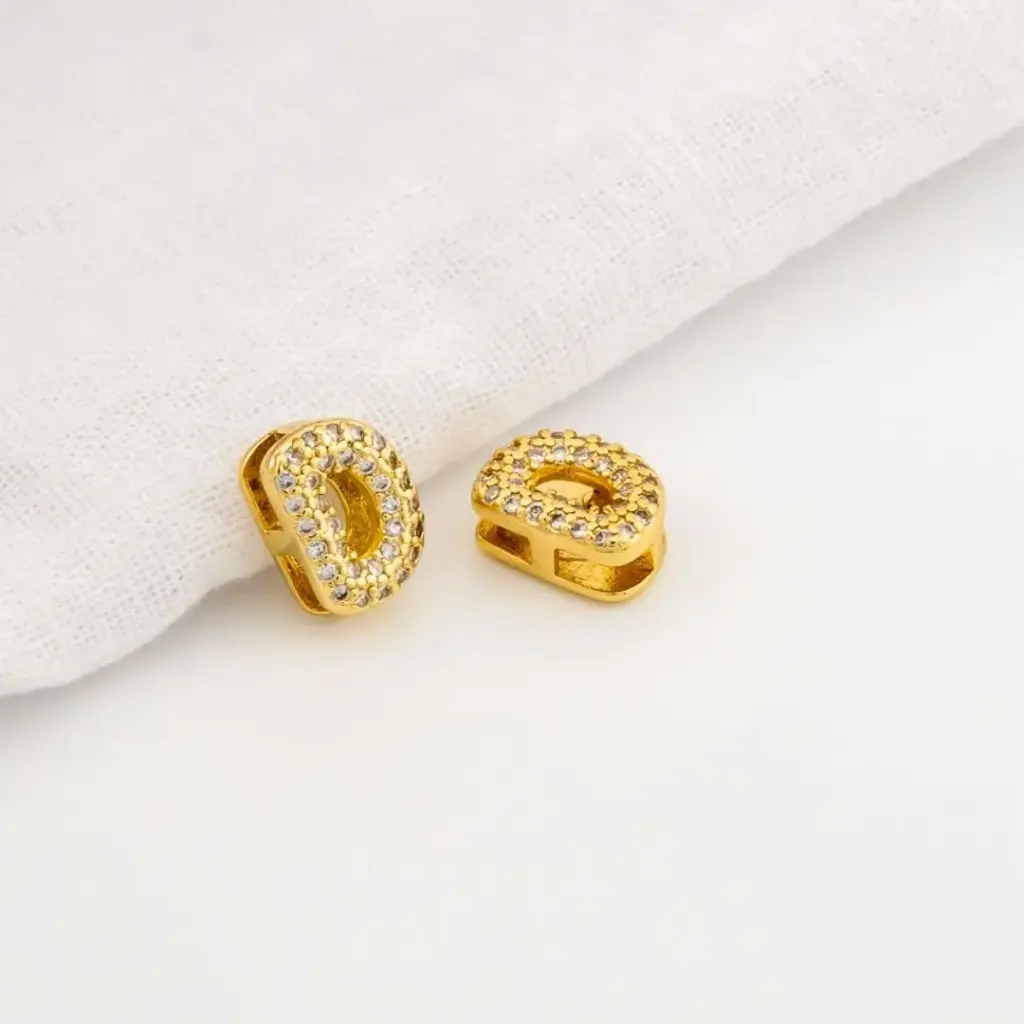 Dije en micropave con baño 18k letra D