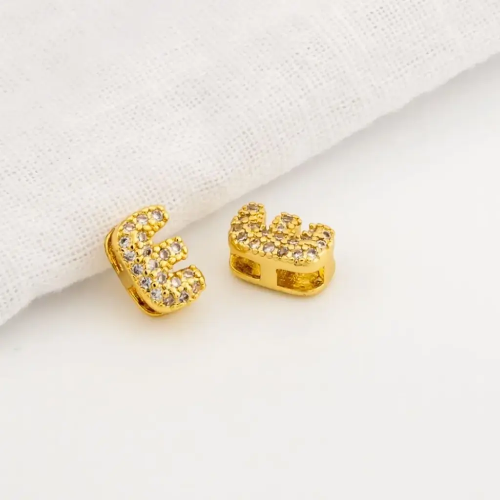 Dije en micropave con baño 18k letra E