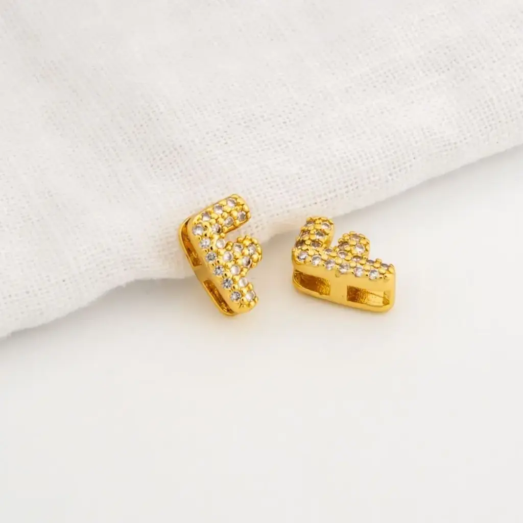 Dije en micropave con baño 18k letra F