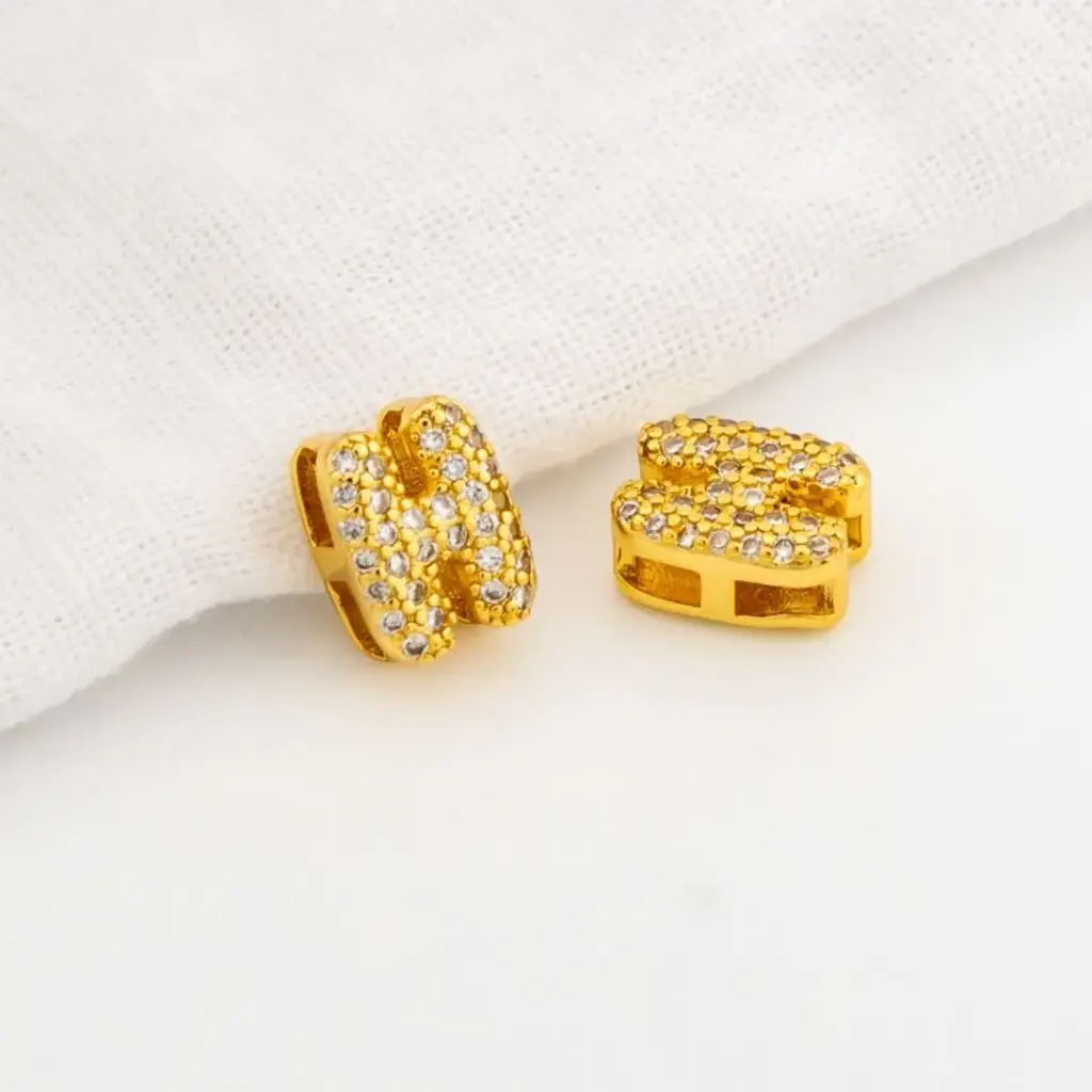 Dije en micropave con baño 18k letra H