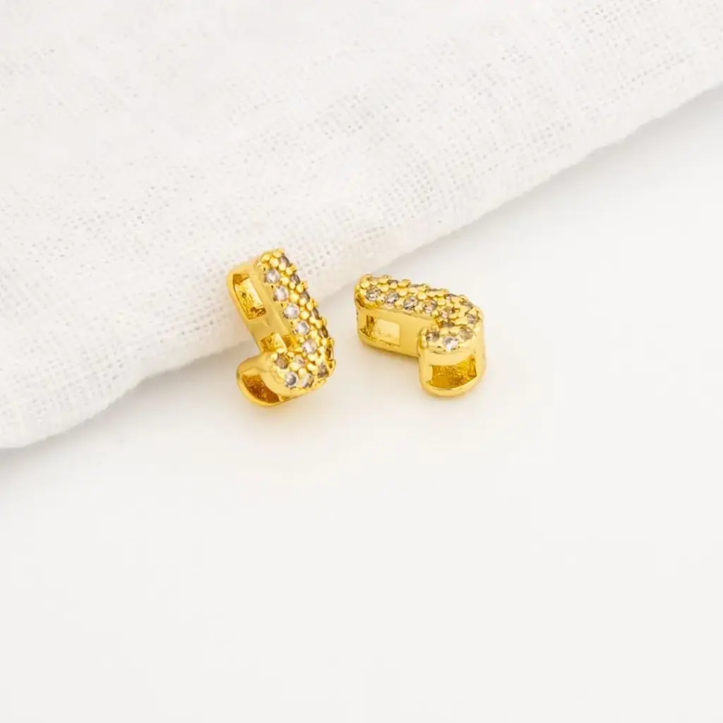 Dije en micropave con baño 18k letra J