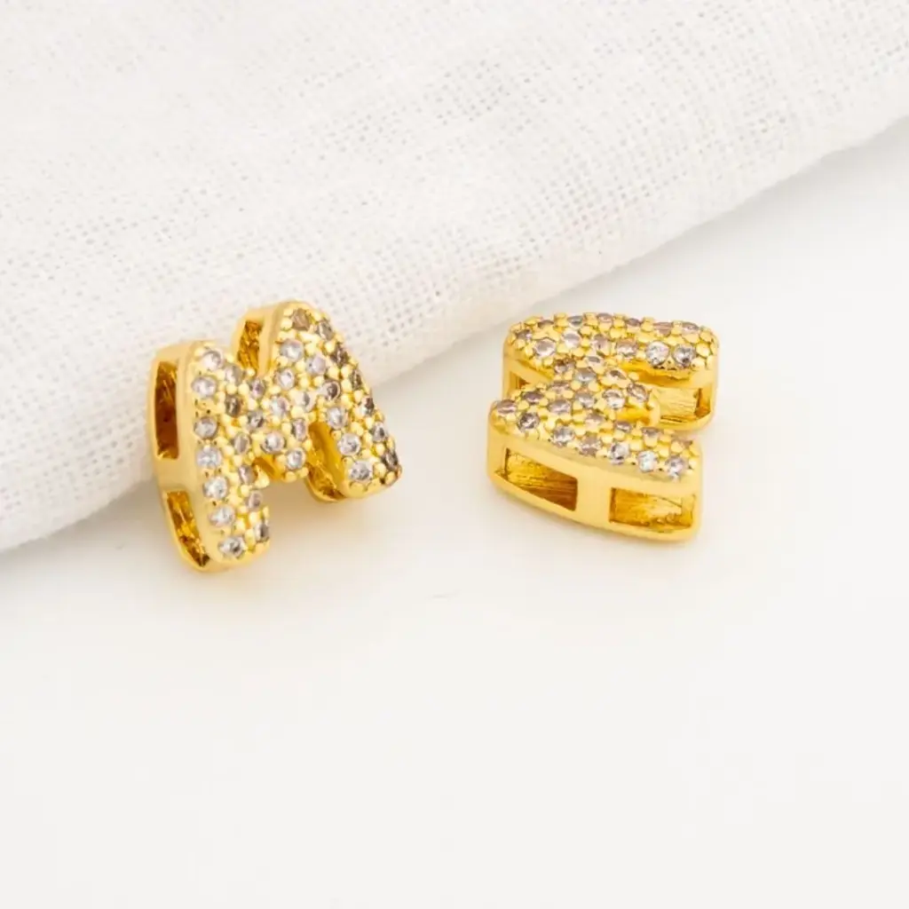 Dije en micropave con baño 18k letra M