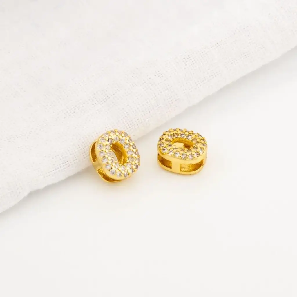 Dije en micropave con baño 18k letra O
