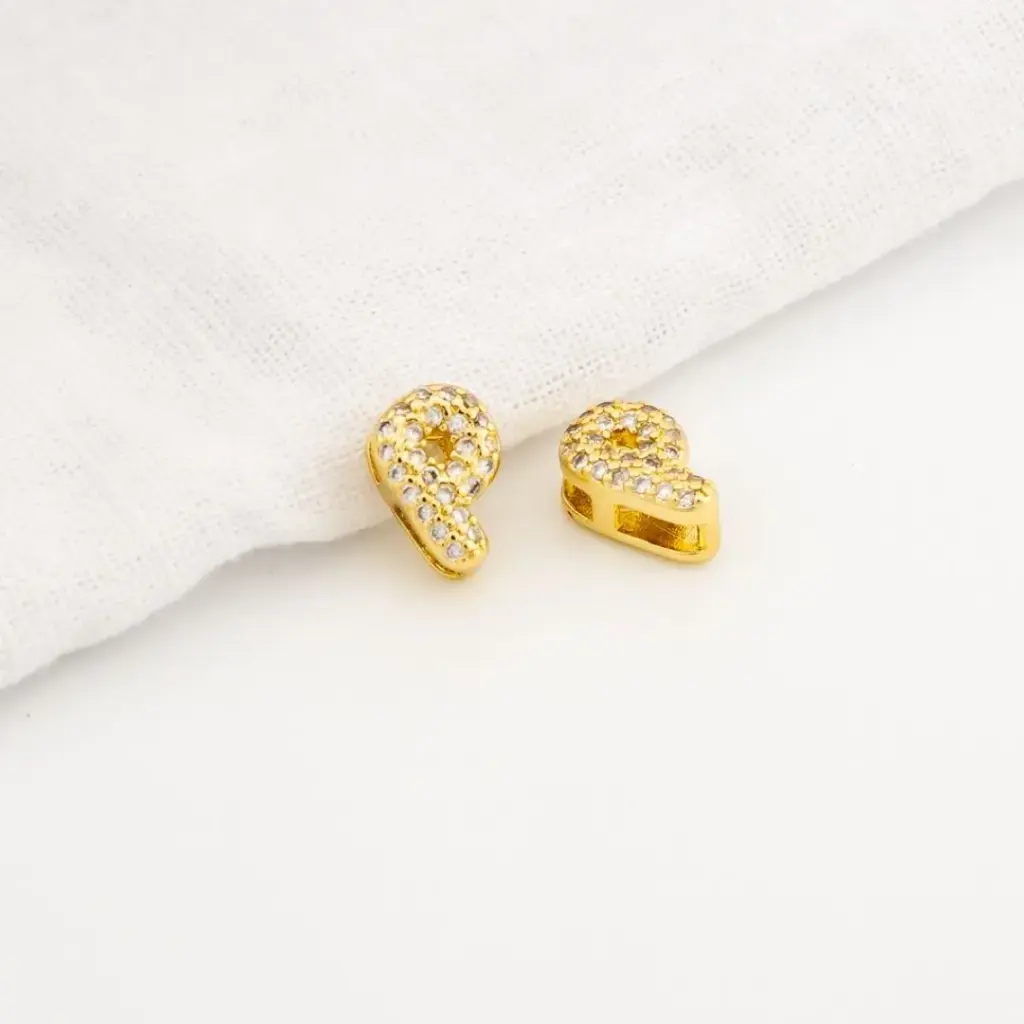 Dije en micropave con baño 18k letra P