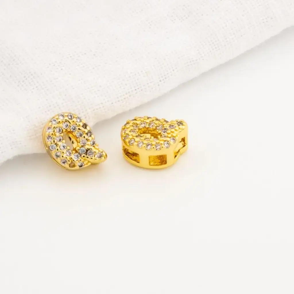 Dije en micropave con baño 18k letra Q