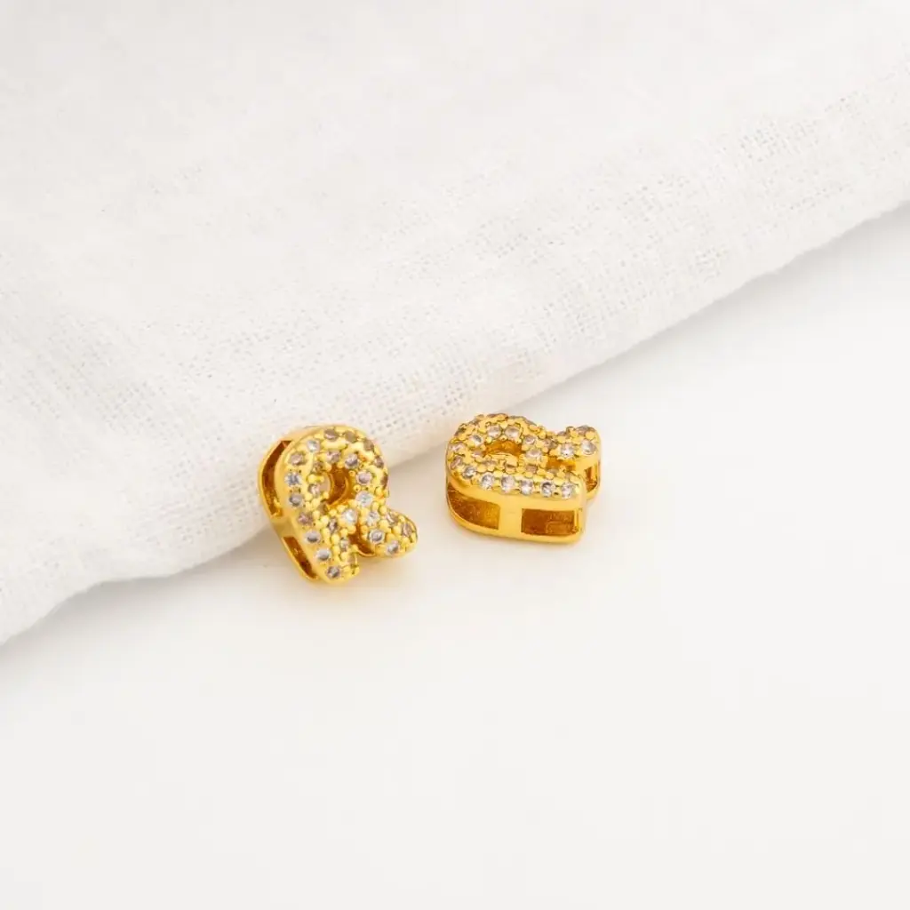 Dije en micropave con baño 18k letra R