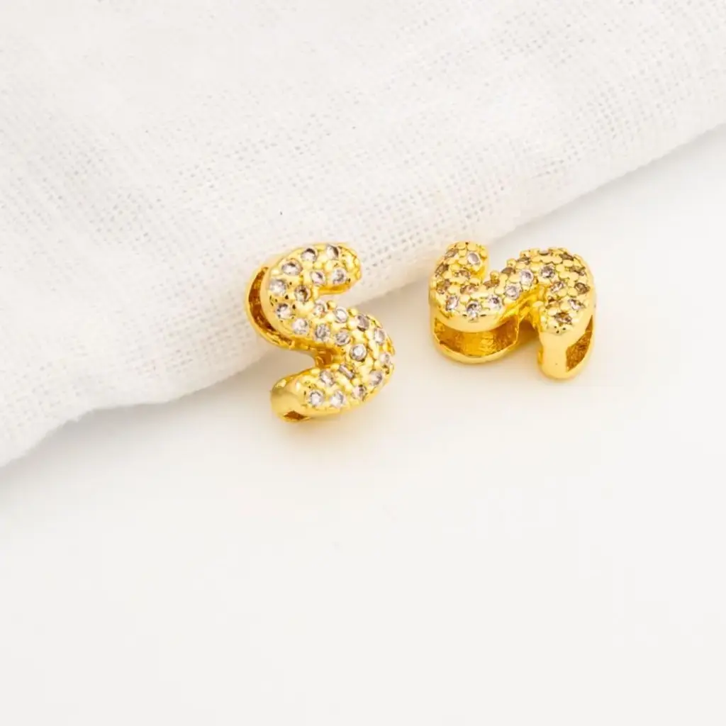 Dije en micropave con baño 18k letra S
