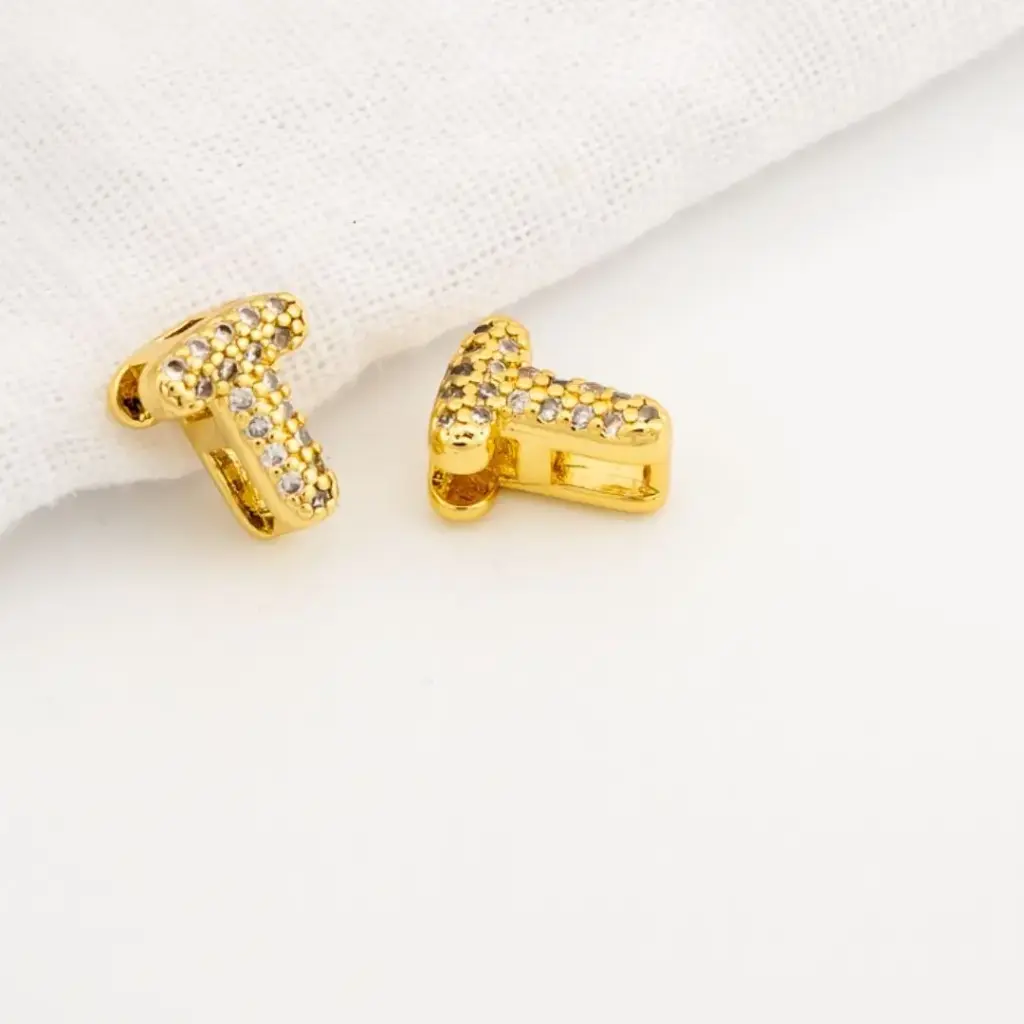Dije en micropave con baño 18k letra T