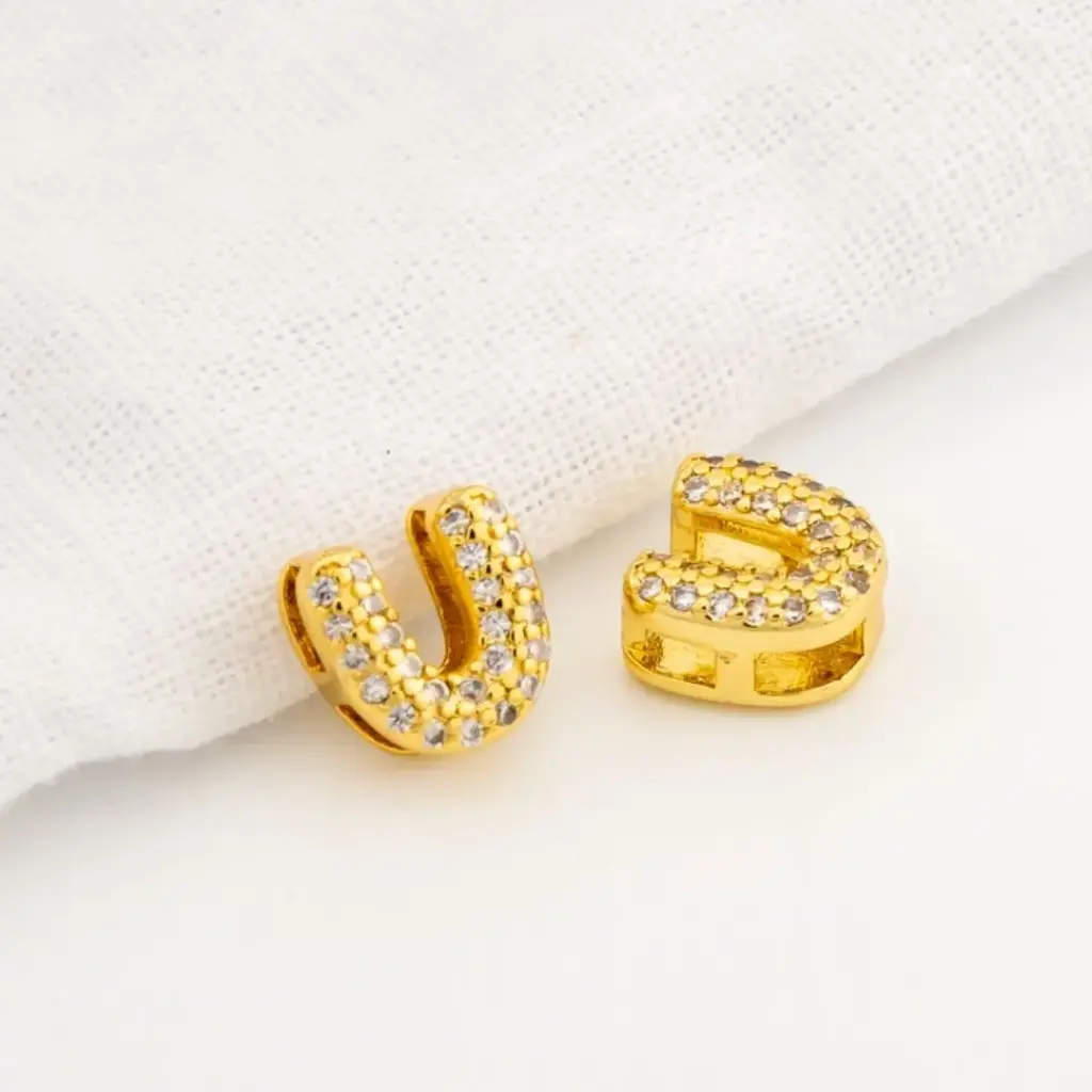 Dije en micropave con baño 18k letra U