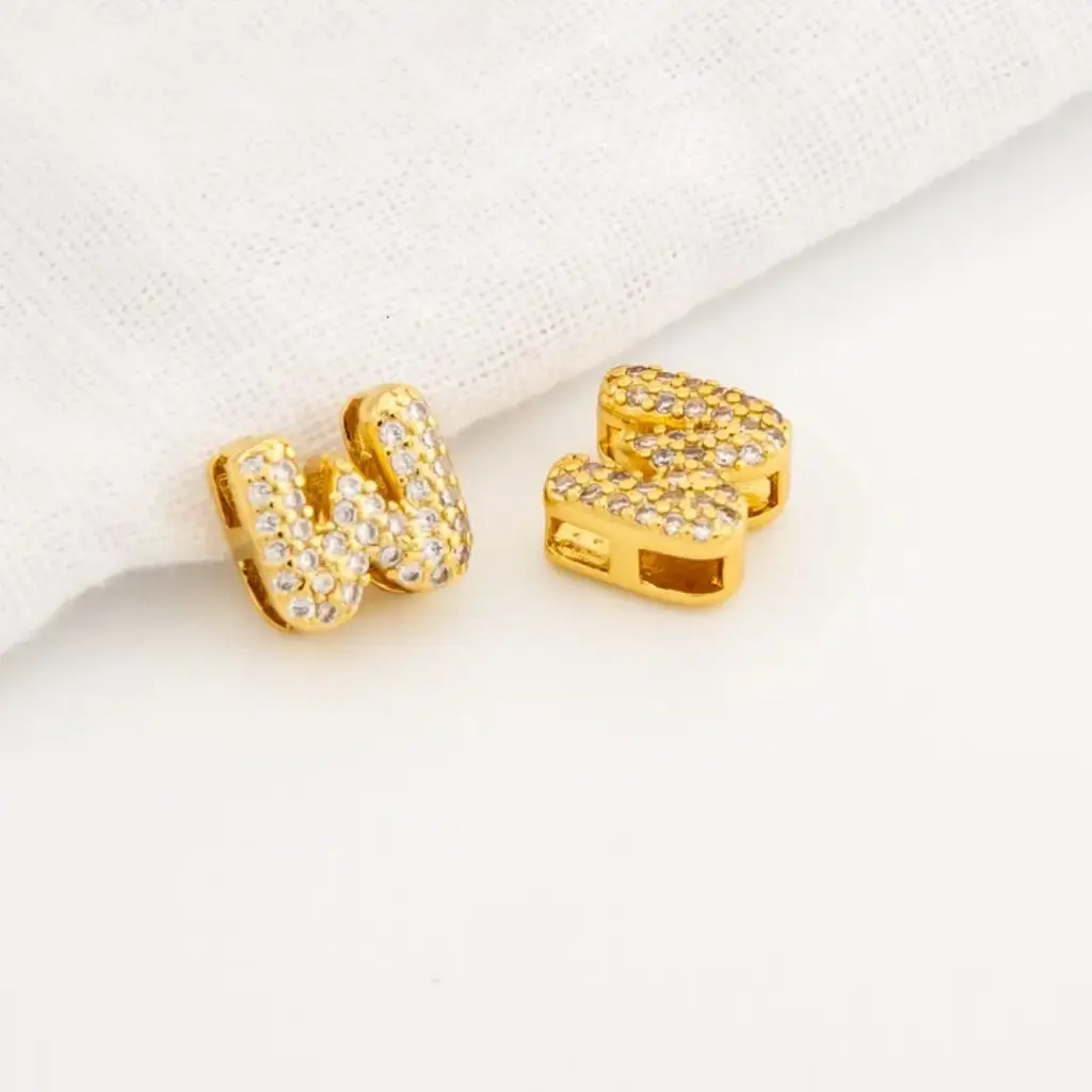 Dije en micropave con baño 18k letra W