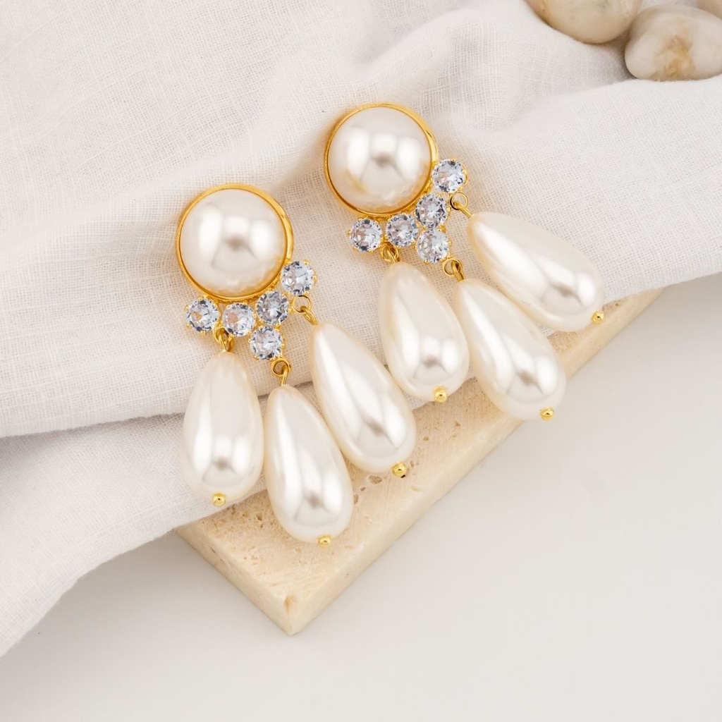 Aretes colgantes con perlas  zirconias y perlas baño 18k