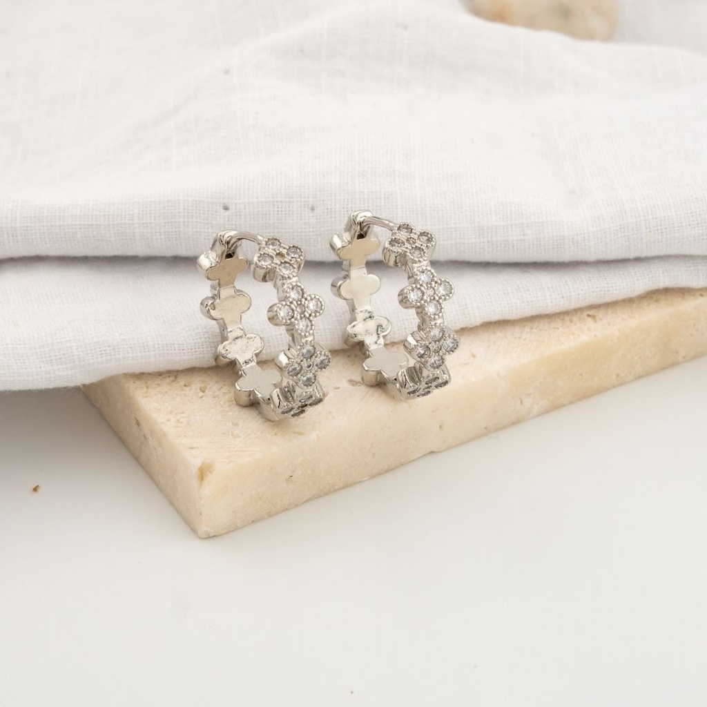 Aretes hoops trebol con zirconias baño 18k