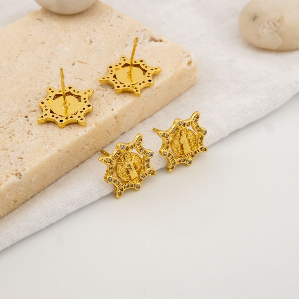 Aretes stud San benito zirconias baño 18k