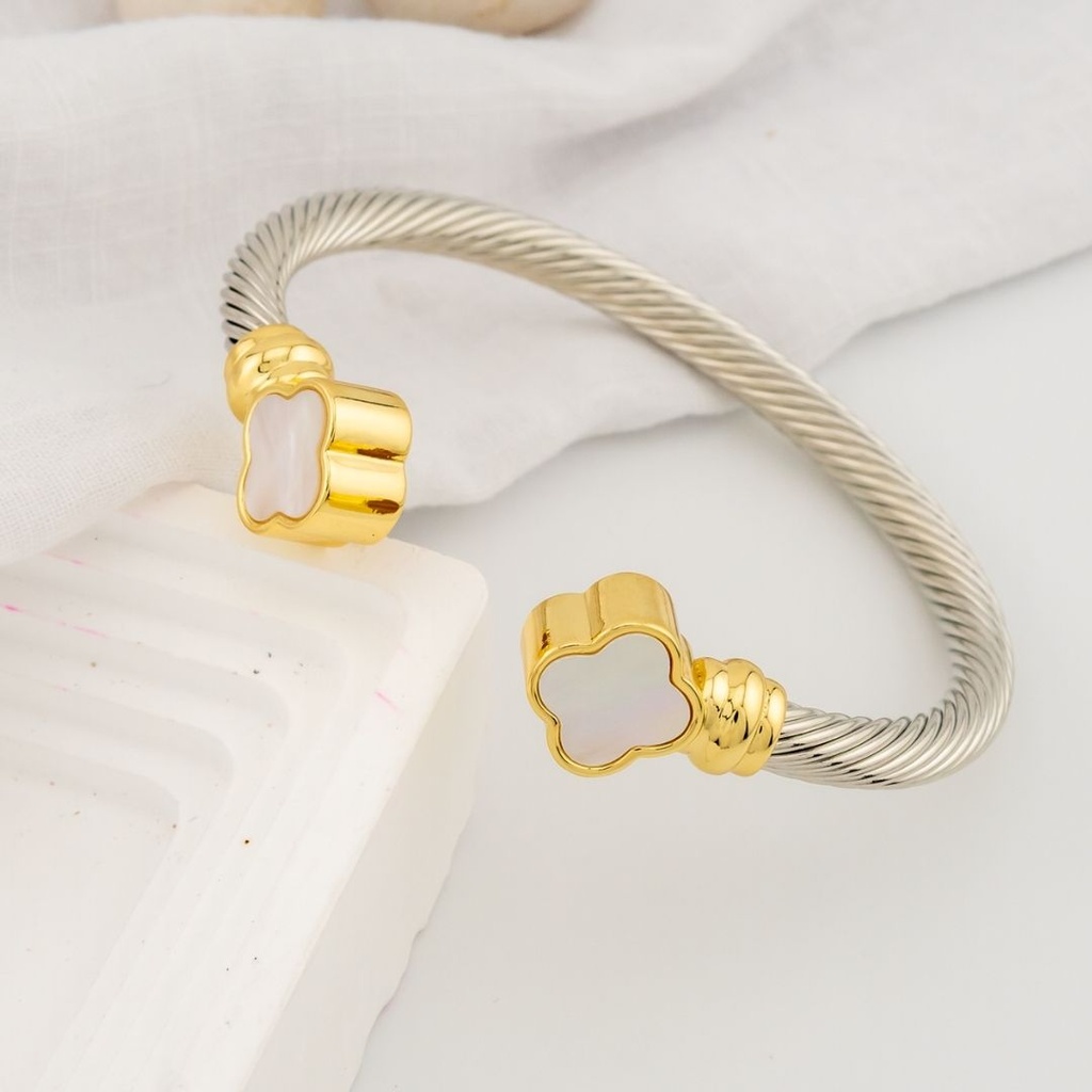 Brazalete trebol dos tonos con madre perla y  baño 18k