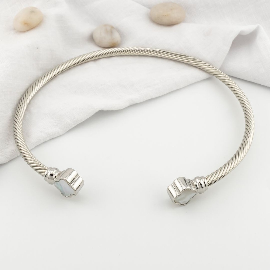 Collar chocker trebol con madre perla y baño 18k