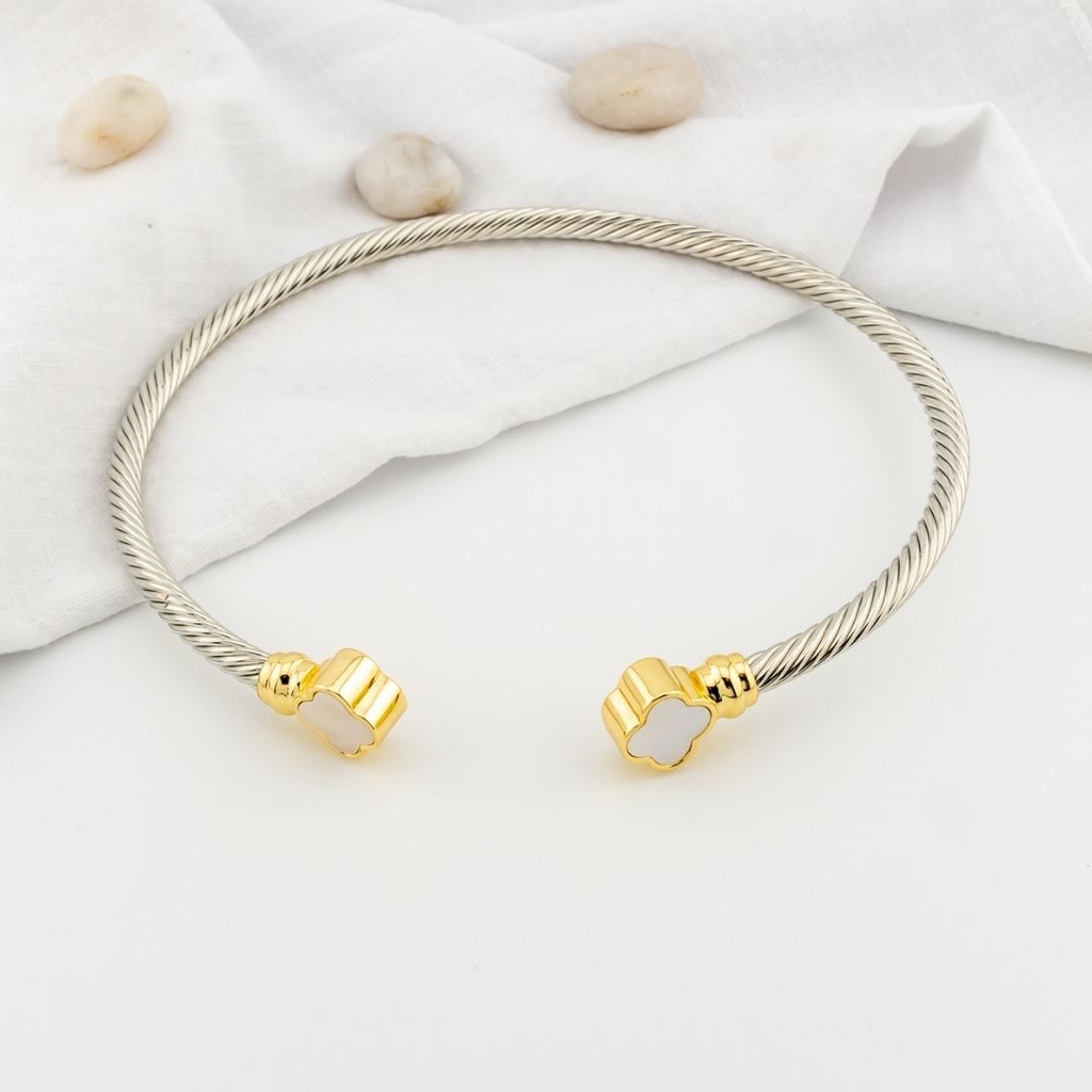 Collar chocker trebol dos tonos con madre perla y baño 18k