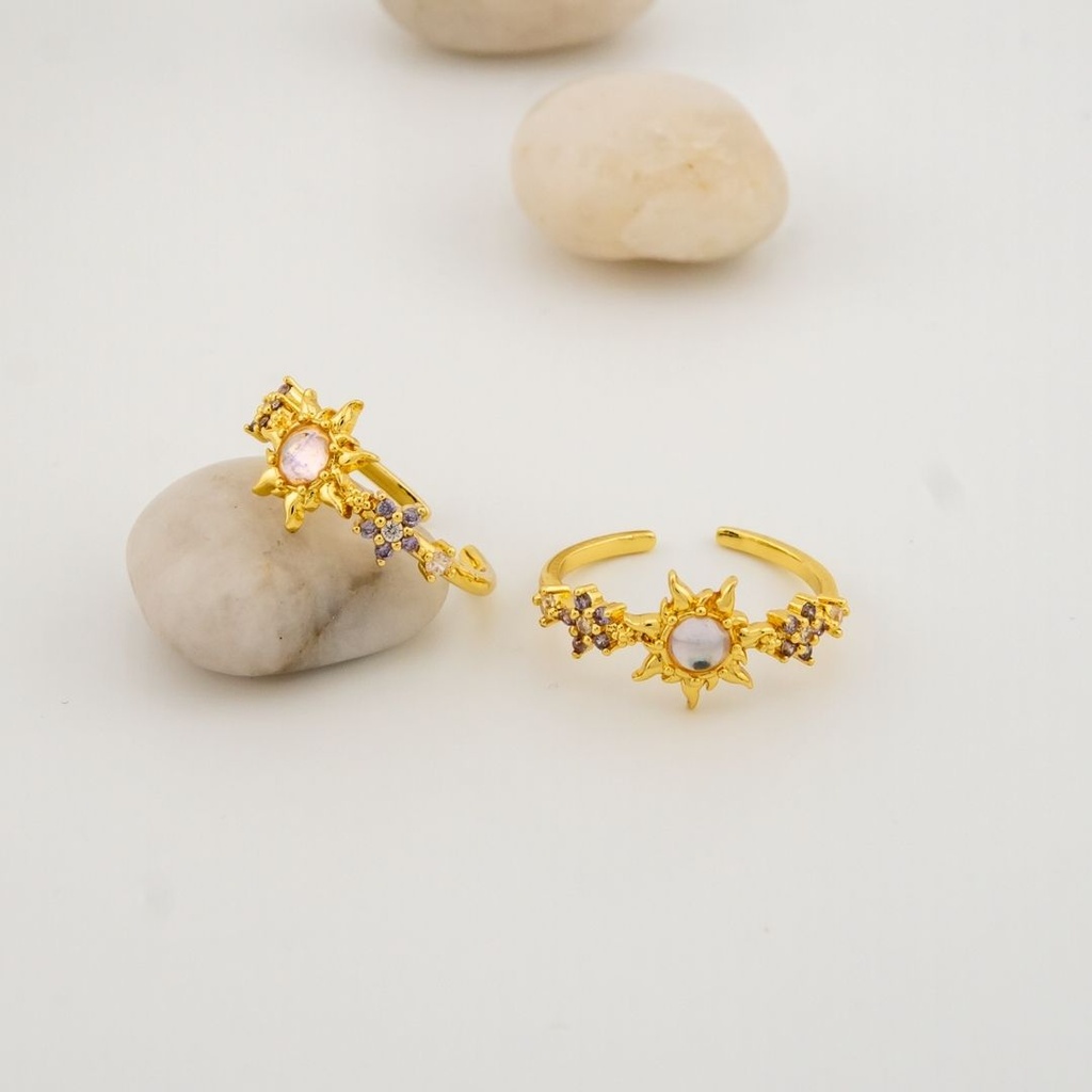 Anillo sol de opalo con zirconias  baño 18k