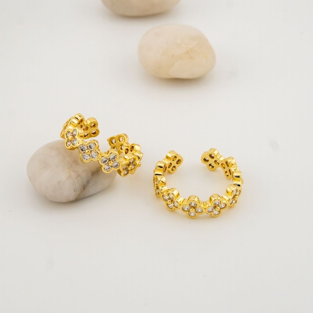 Anillo trebol con zirconias  baño 18k