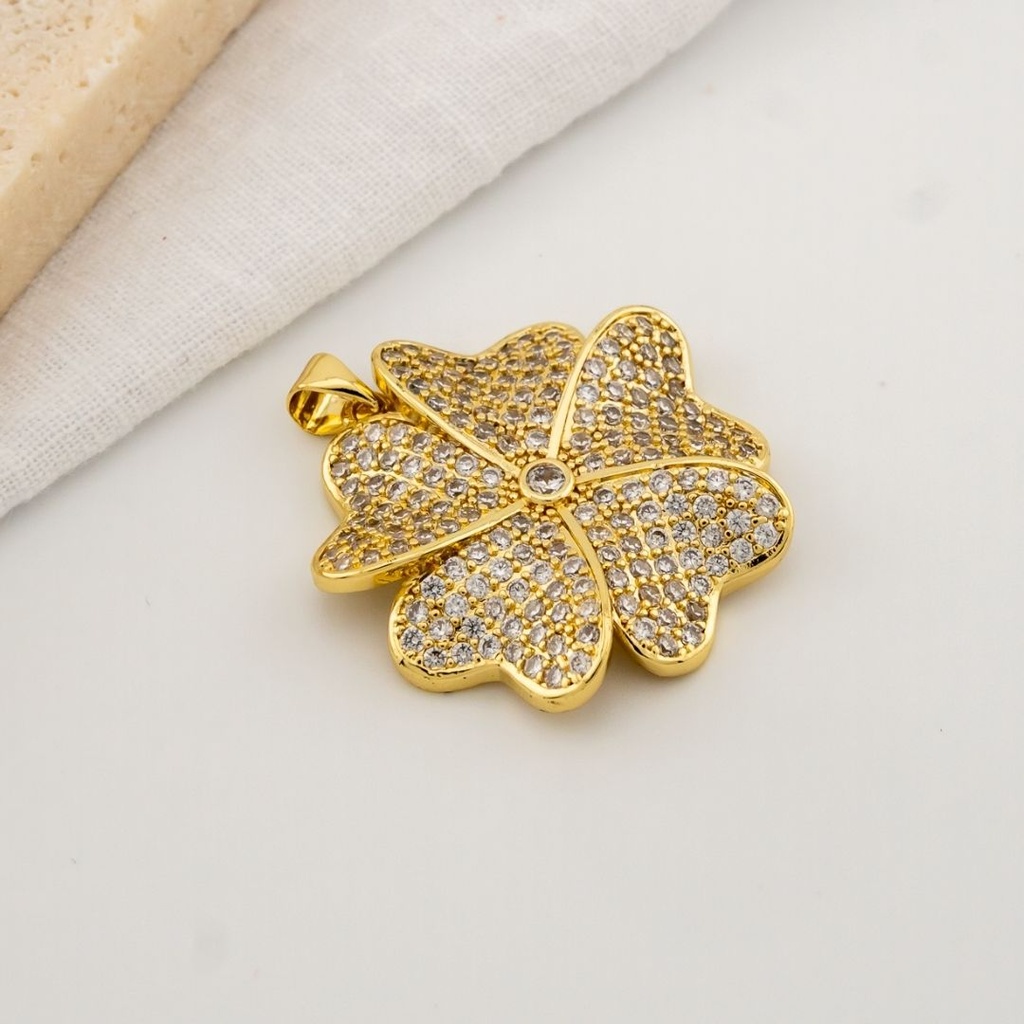 Dije flor con micropave y baño 18k