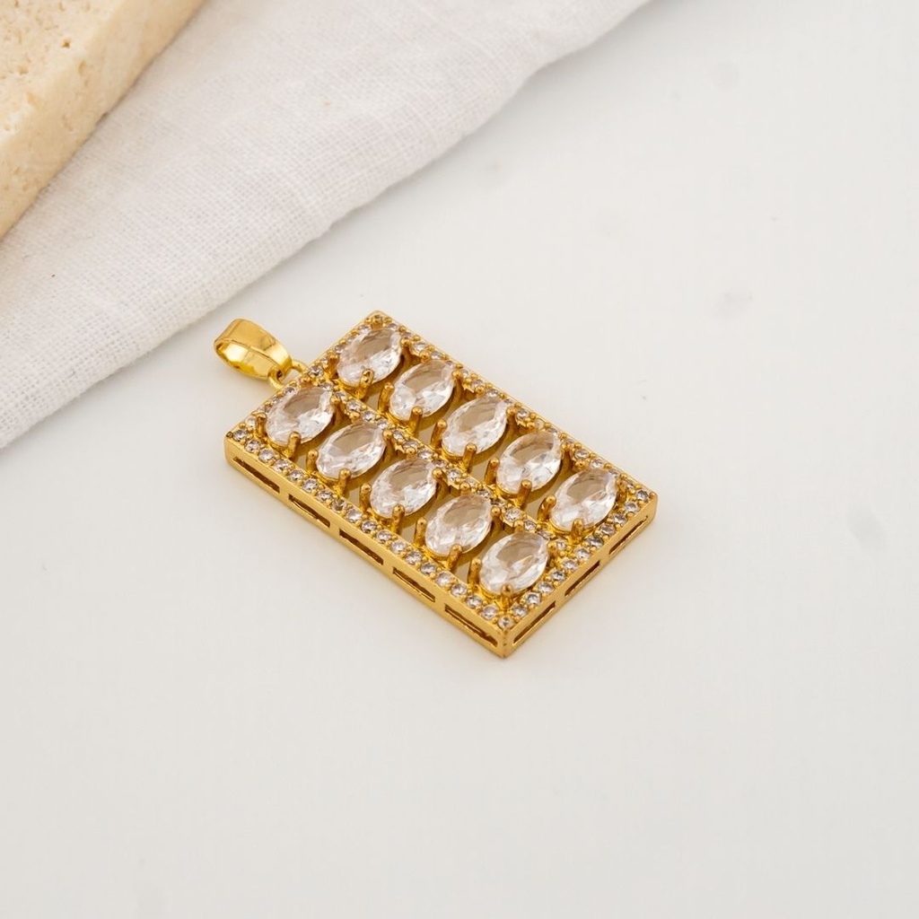 Dije flor con micropave y baño 18k