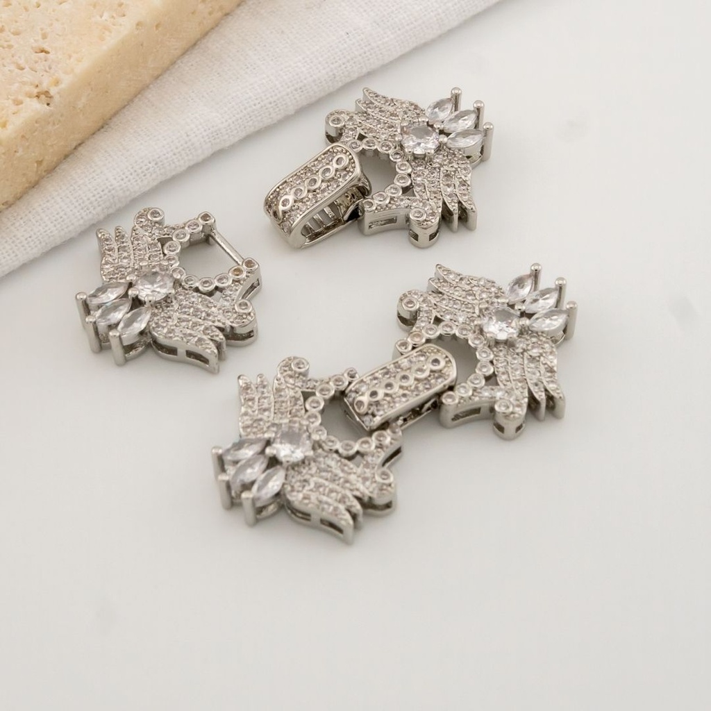 Broche elegante en micropave y baño 18k