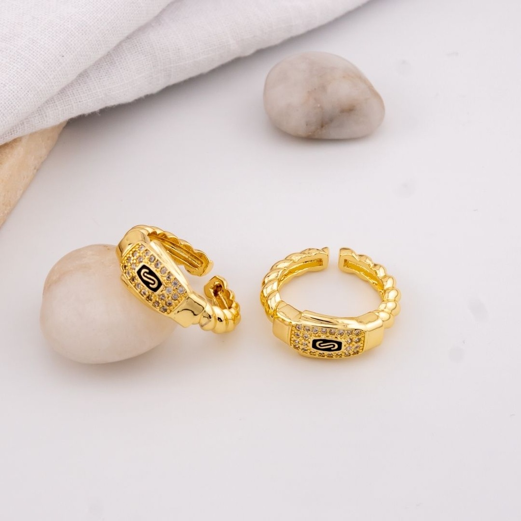Anillo marca con zirconias  baño 18k