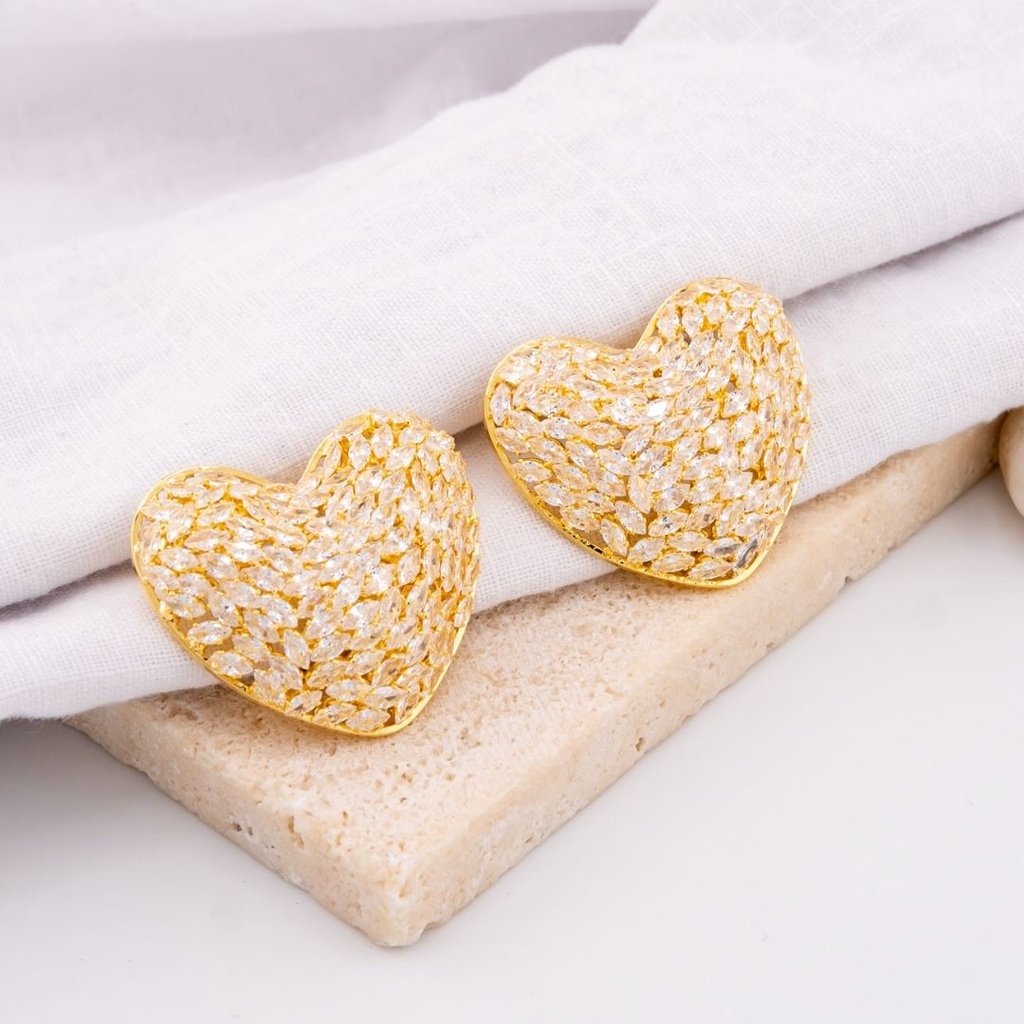 Aretes stud chunky corazon con zirconias baño 18k
