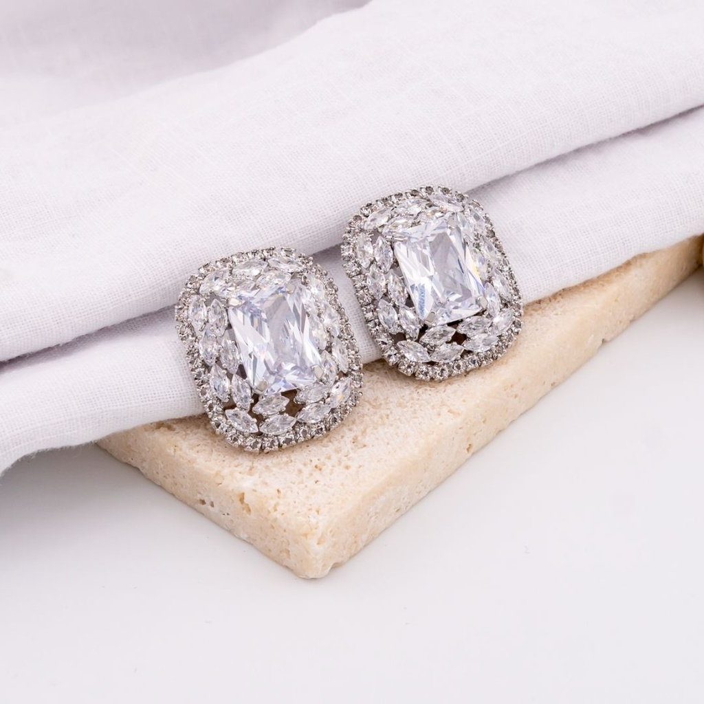 Aretes stud con zirconias baño 18k