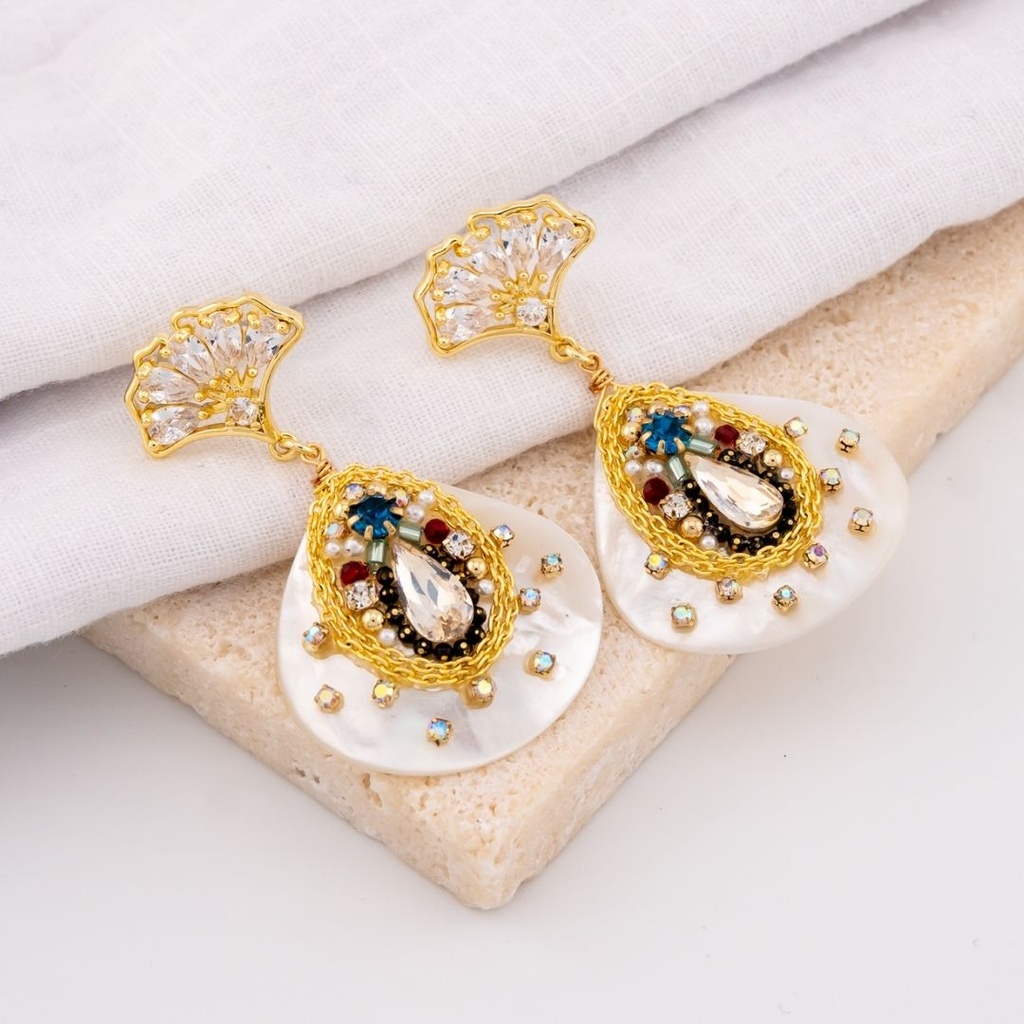 Aretes colgantes decorados a mano en forma de gota y concha nacar baño 18k