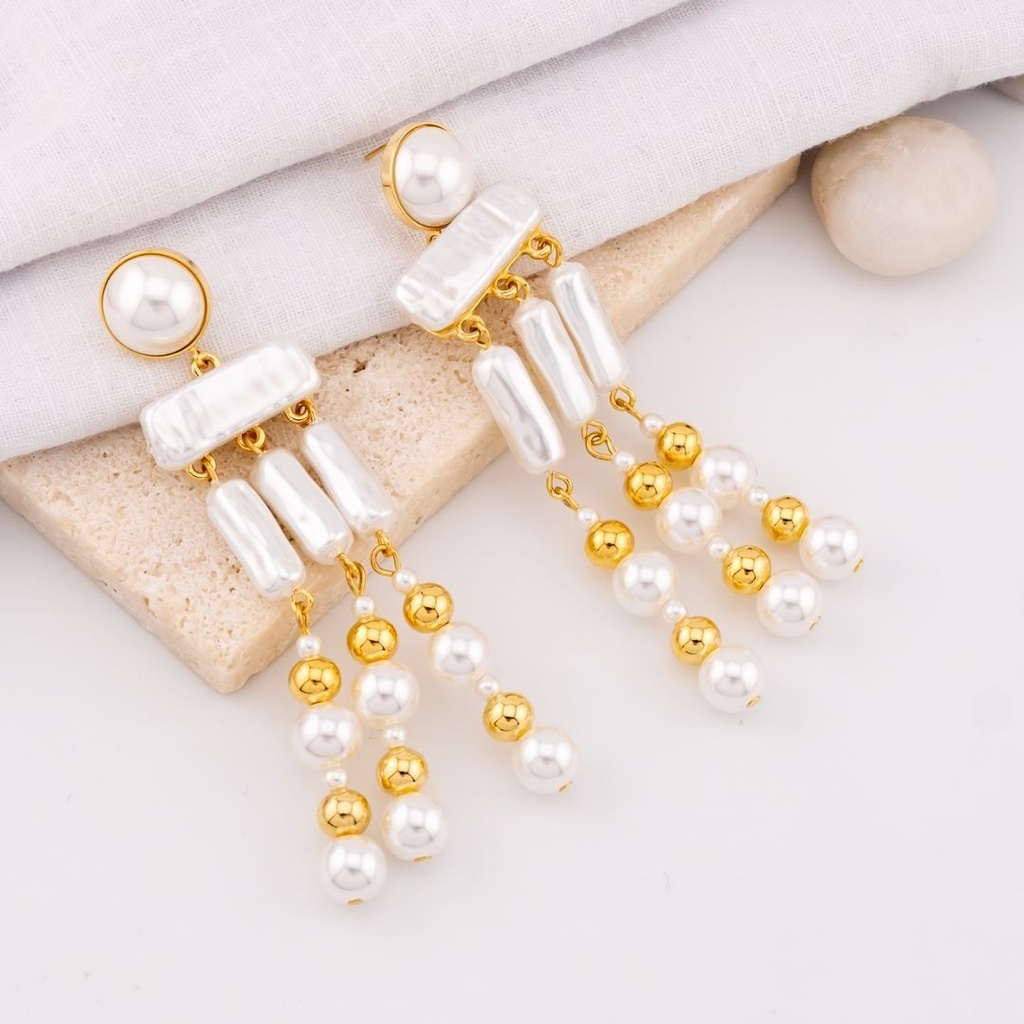 Aretes ccilgantes livianos con perlas baño 18k