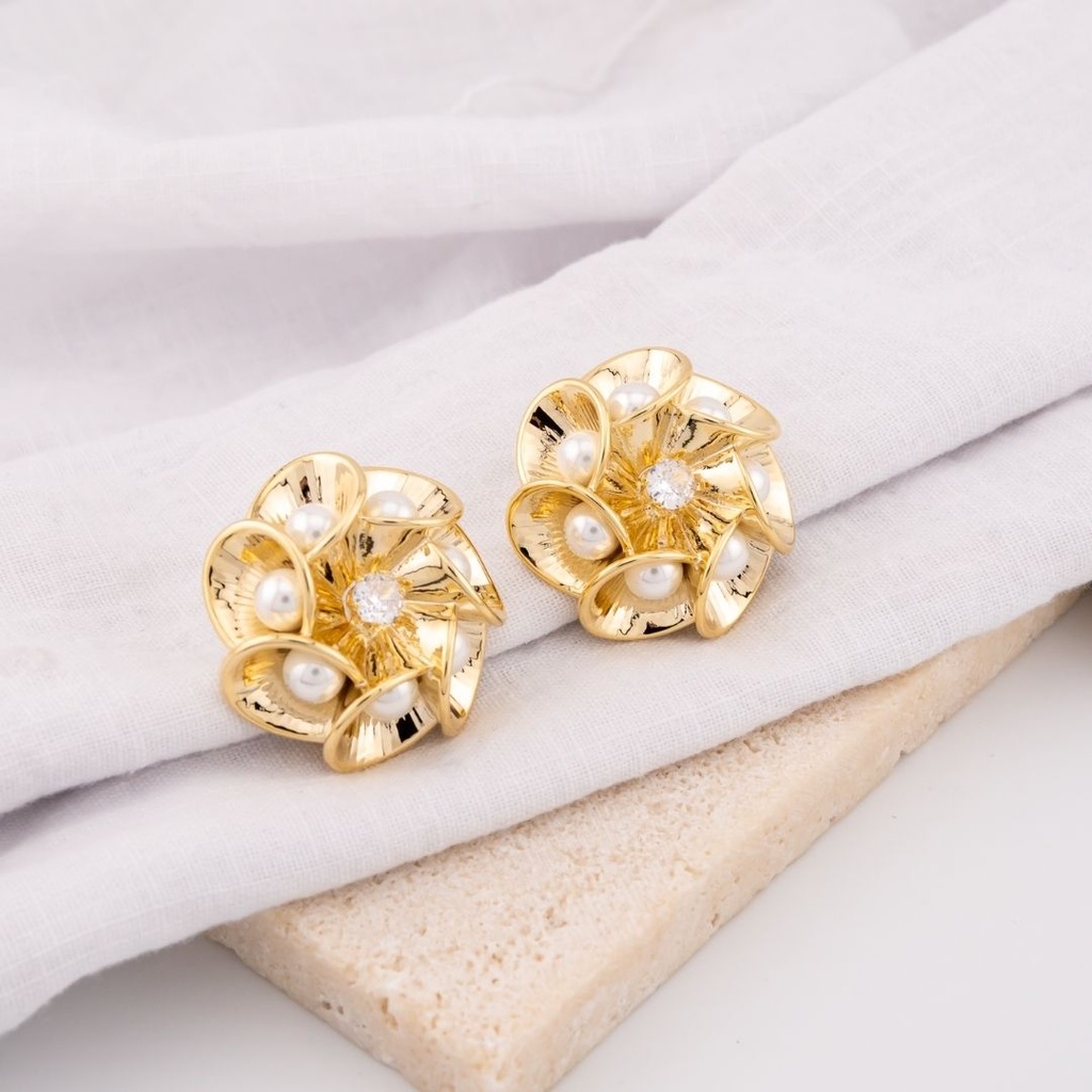 Aretes stud con perlas y zirconia baño 18k