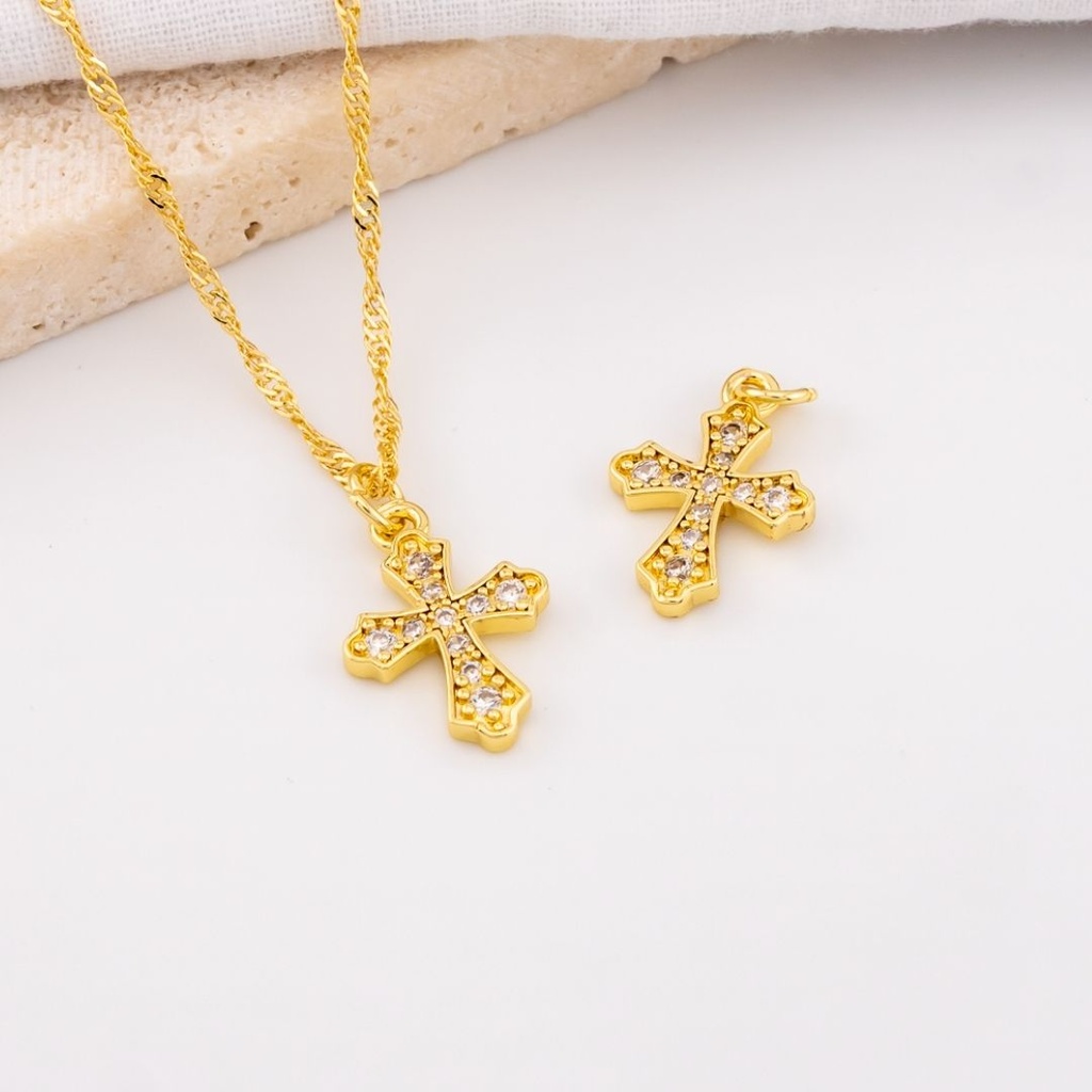 Dije en forma de cruz micropave y baño 18k
