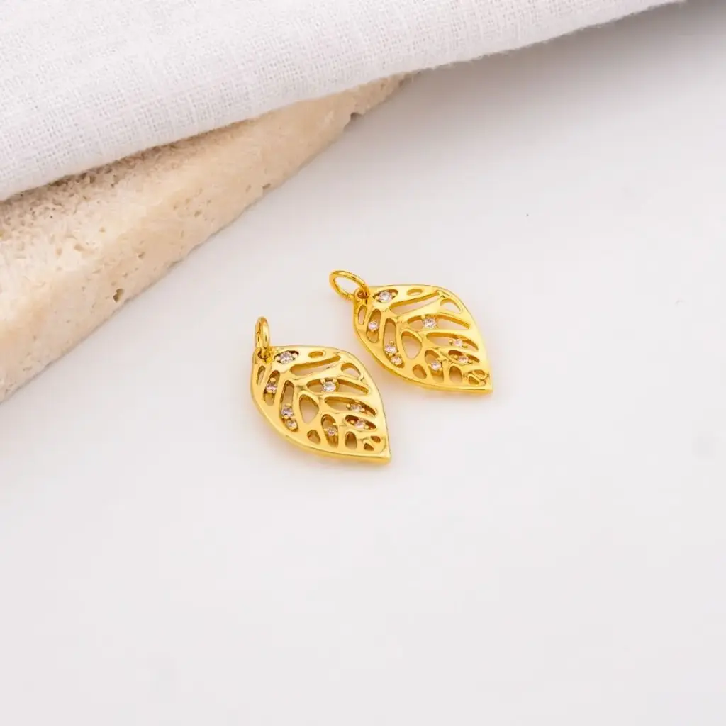 Dije en forma de hoja micropave y baño 18k