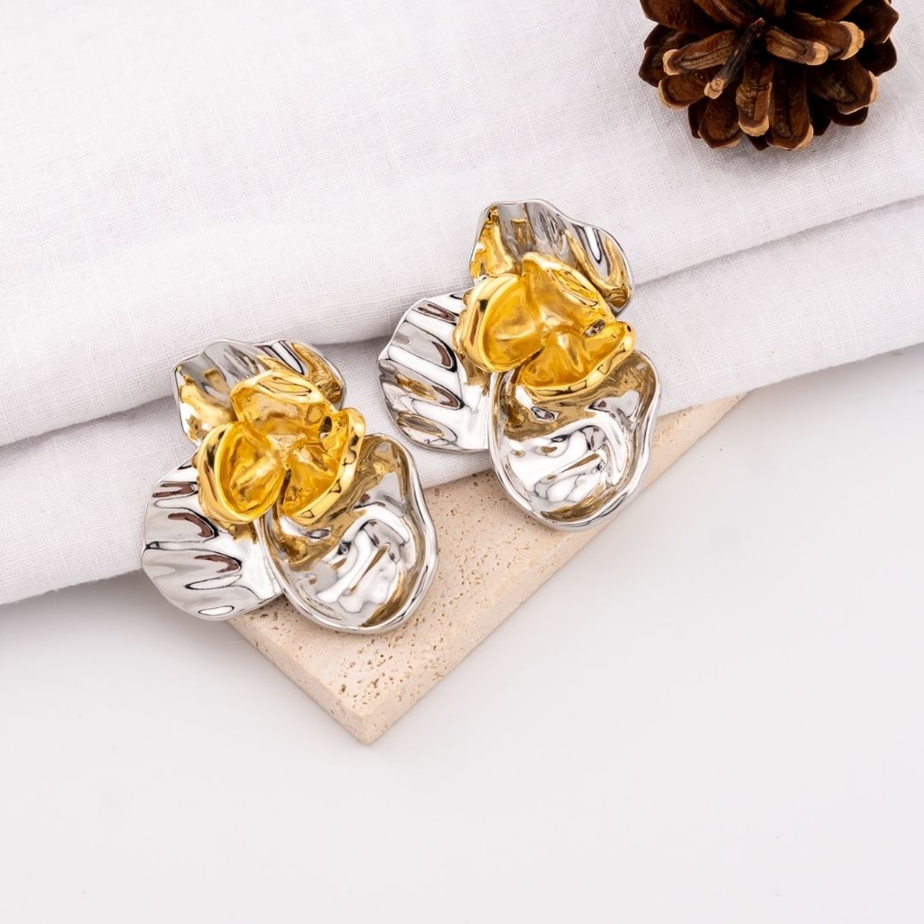 Aretes stud chunky flor doble tono pin de plata baño 18k