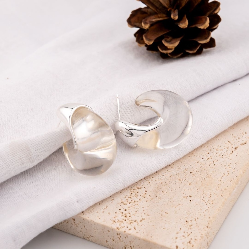 Aretes C hoop con resina pin de plata baño 18k plateado