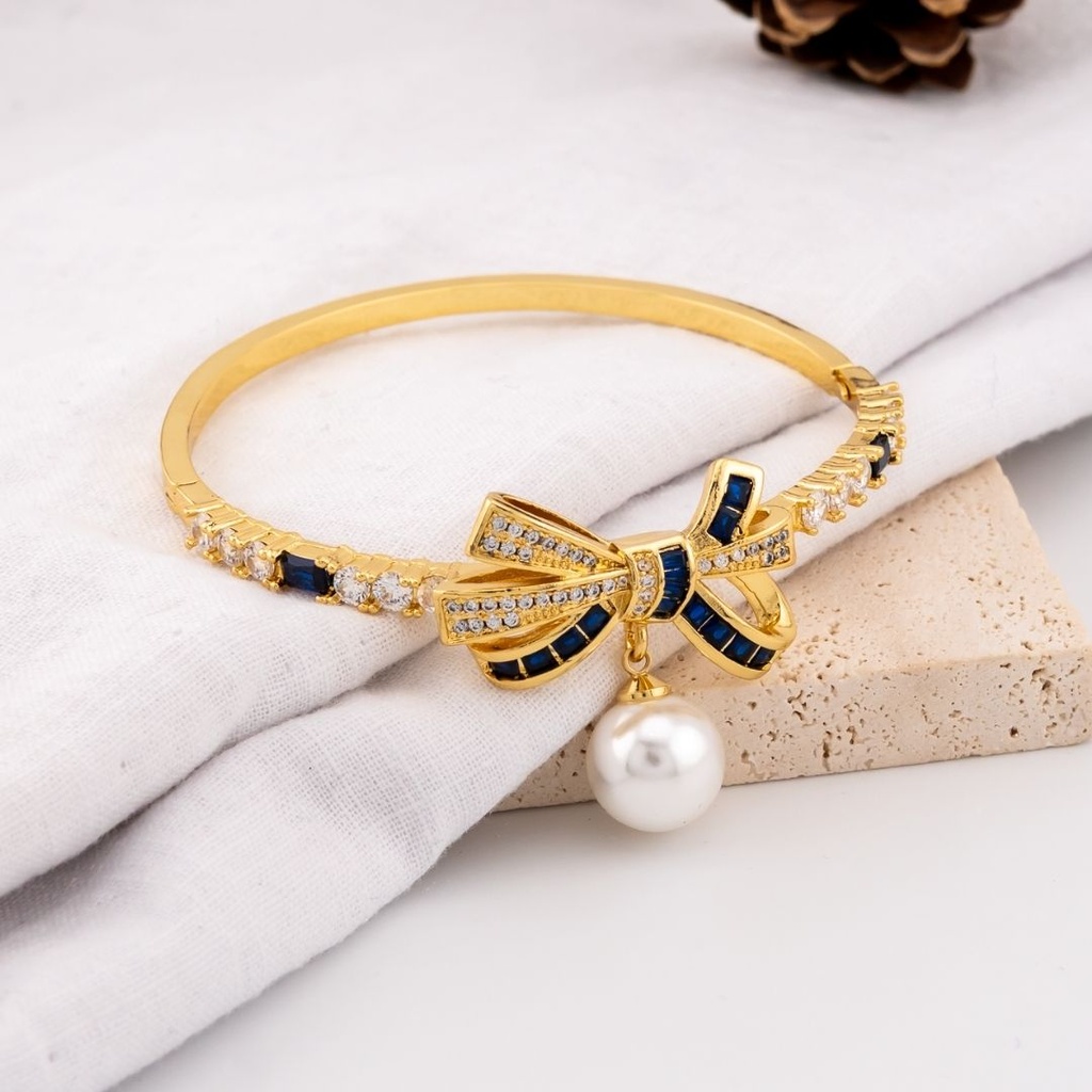 Pulsera chongo y perla colgante con zirconias azul baño 18k
