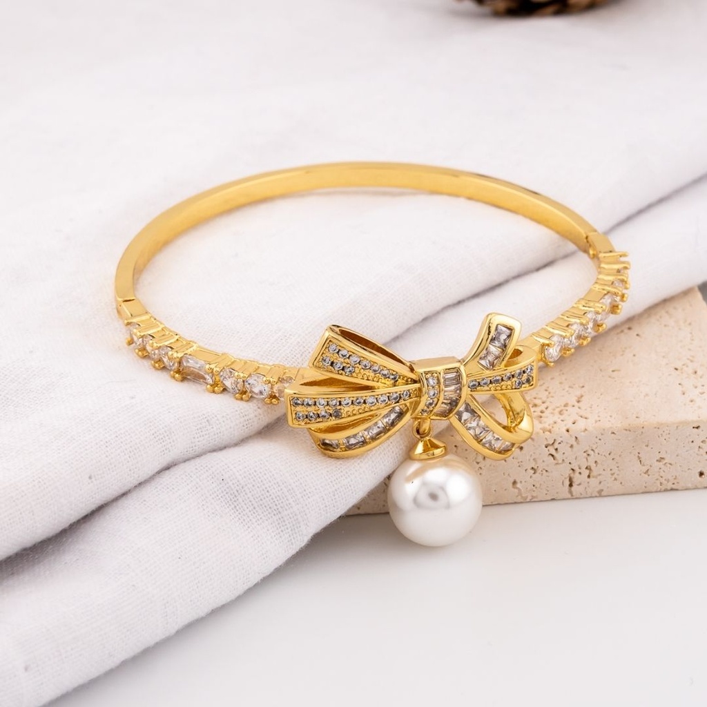Pulsera chongo y perla colgante con zirconias baño 18k