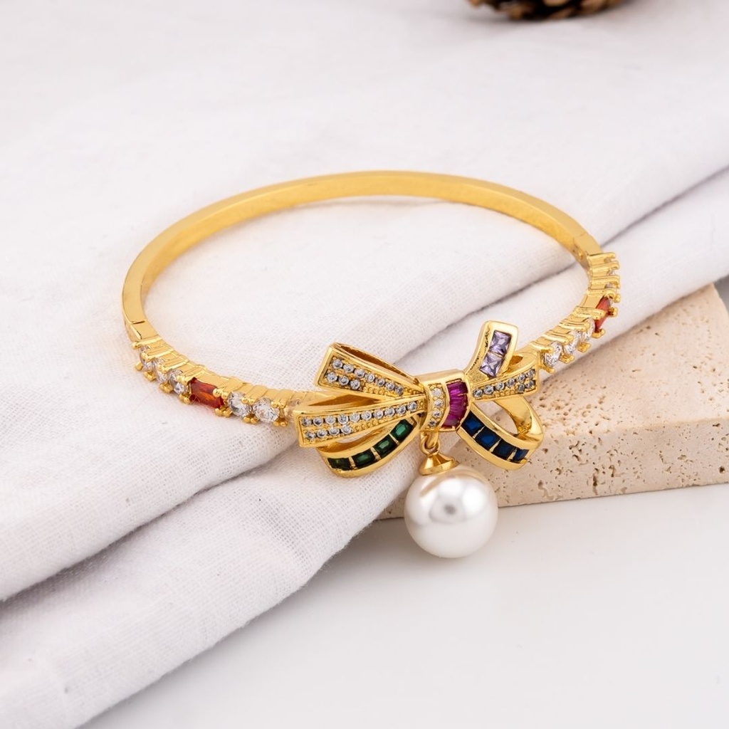 Pulsera chongo y perla colgante con zirconias multicolor baño 18k