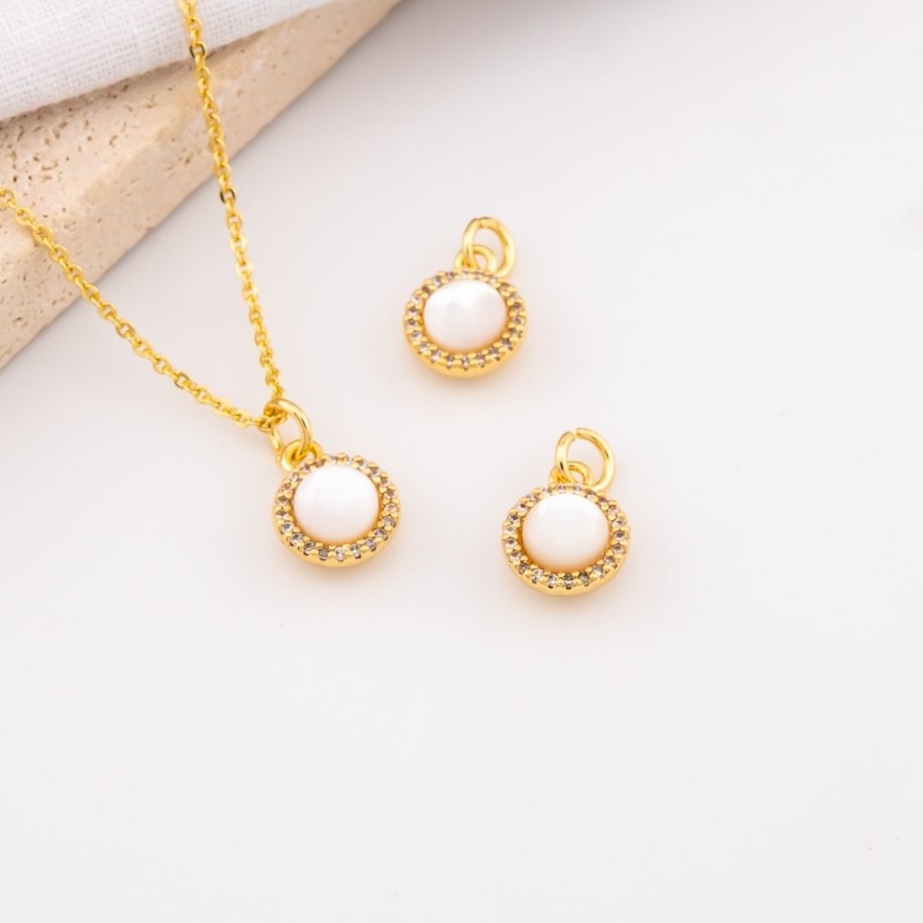 Dije con piedra natural opalo micropave y baño 18k