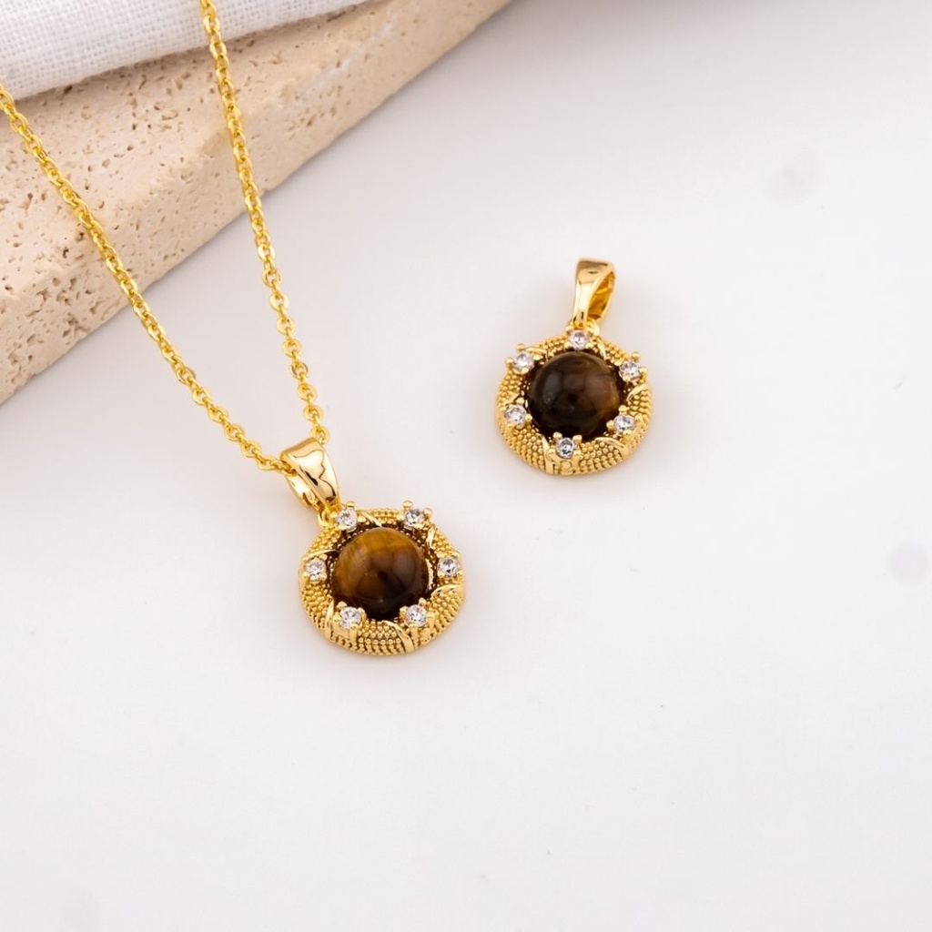 Dije con piedra ojo de tigre micropave y baño 18k