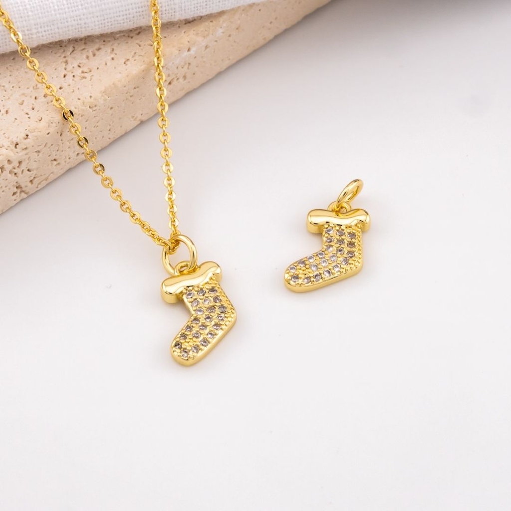 Dije navideño bota  micropave y baño 18k