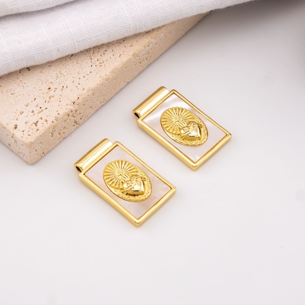 Dije medalla religiosa madre perla con baño 18k