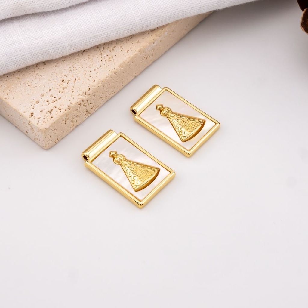 Dije medalla religiosa madre perla con baño 18k