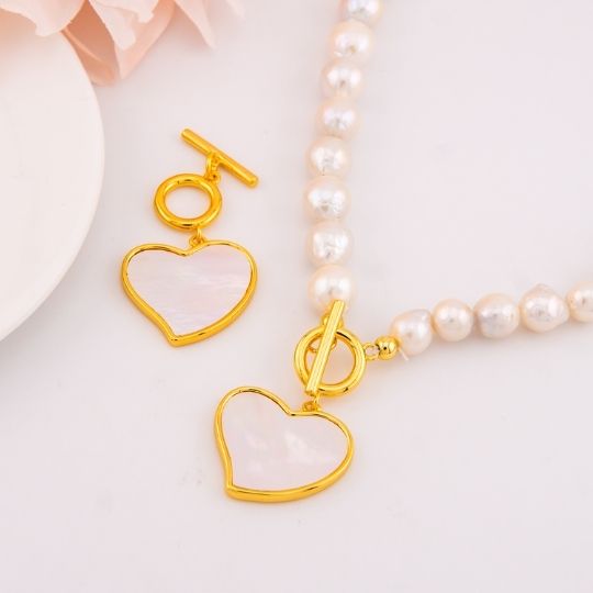 Broche T con colgante de corazon en madre perla baño 18k