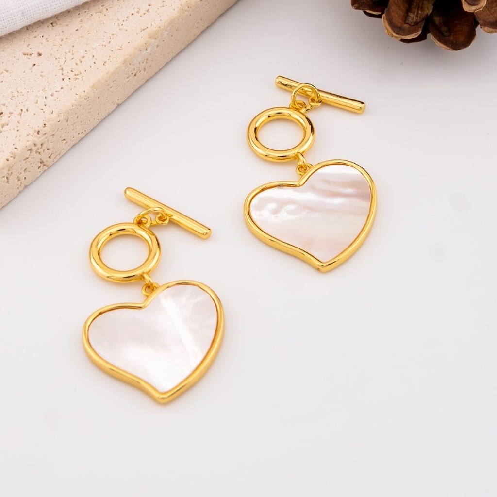 Broche T corazon con madre perla baño 18k