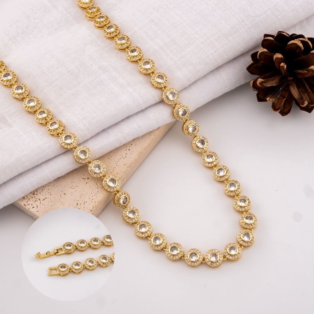 Collar en tendencia con zirconias  baño 18k